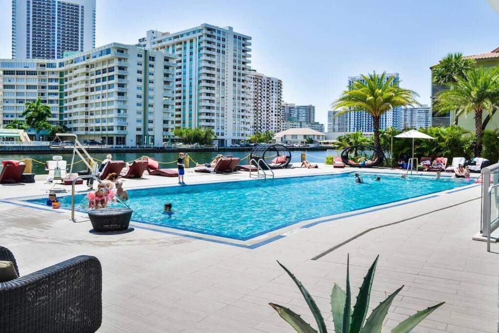 2BD 2BA Condo @Beachwalk Resort W/Pool Hallandale Beach Esterno foto